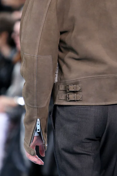Look 16